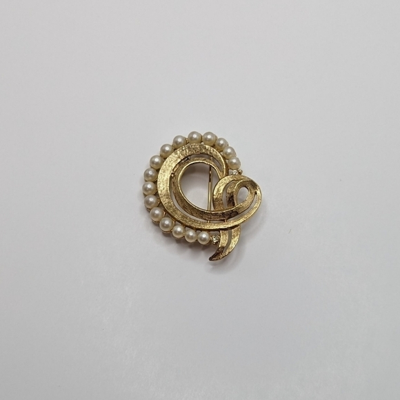 Vintage 1950s Gold Tone Ribbon with Simulated Pearls and Clear Rhinestones Pin - Picture 1 of 6
